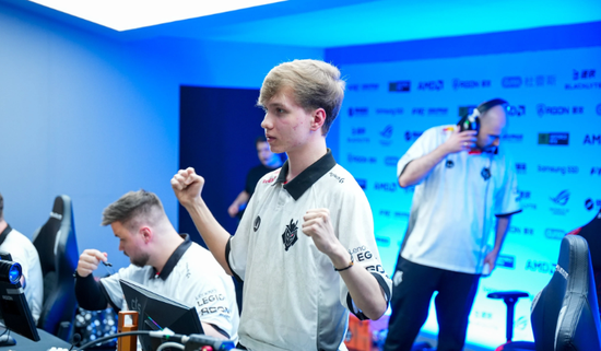 S联赛冠军被击败了？上单选手 Siwoo 展现了他的技能，作为 Dplus KIA 屠杀了整个战场，轻松击败了 T1 ！